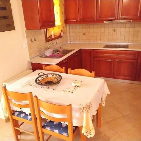 Apartment 100M From The Sea Apartmán Nea Roda